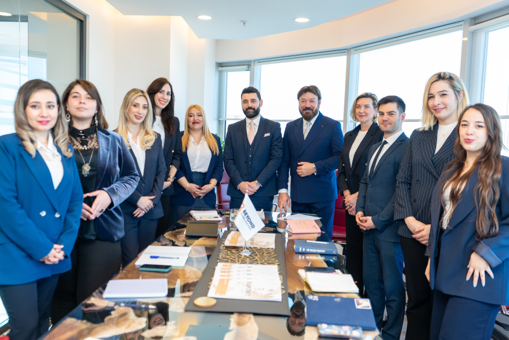 What Are the Main Differences Between Mainland and Free Zone Companies in the UAE 3.PHOTO UAE